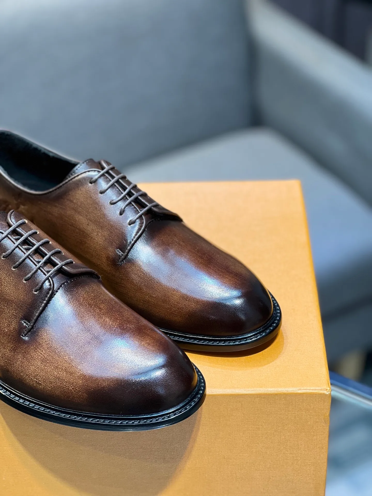 Men's shoes 💰1020 LV top luxury brand, high-quality men's business formal leather shoes, imported genuine leather soles! Customized imported leather, the first layer of open-edge beaded lacquered cowhide, the texture is incomparable, the imported cowhide lining, high-end high-end shoes, don't miss it! size:39-44 (Male 38 45 46 customized)